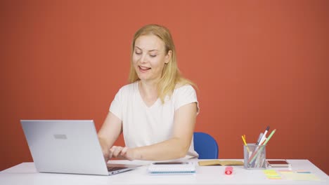 Mujer-Charlando-En-La-Computadora-Portátil.