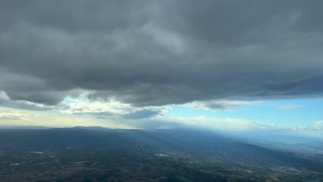 vista aérea desde la cabina de un jet, punto de vista del piloto, mientras volaba debajo de una capa de estrato gris en españa, a 6000 m de altura