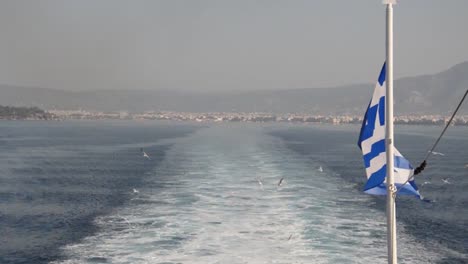 Filmen-Der-Griechischen-Flagge-Während-Der-Reise-Mit-Einem-Kreuzer