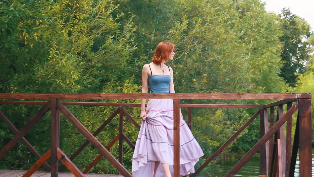 숲 속 의 나무 다리 를 고 있는 여자