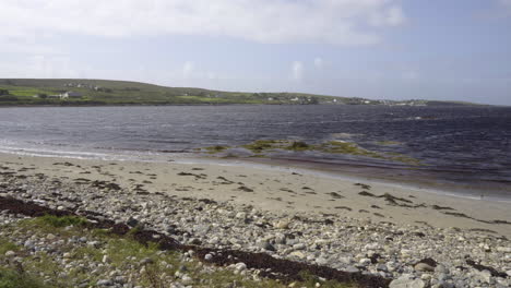 toma panorámica desde la carretera del cielo en el condado de galway, irlanda, mirando el océano atlántico y la costa de irlanda en 4k en un día soleado y ventoso.