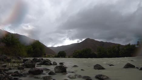 Timelapse-De-Tormenta-Sobre-Montañas,-Río-Sucio-Y-Rango