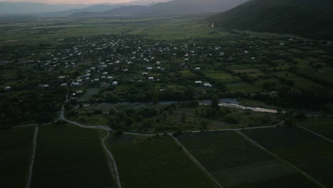 Puesta-De-Sol-Sobre-Un-Pequeño-Pueblo-Y-Montañas-En-La-Región-Vinícola-De-Artana,-Georgia