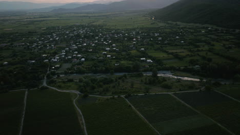 puesta de sol sobre un pequeño pueblo y montañas en la región vinícola de artana, georgia