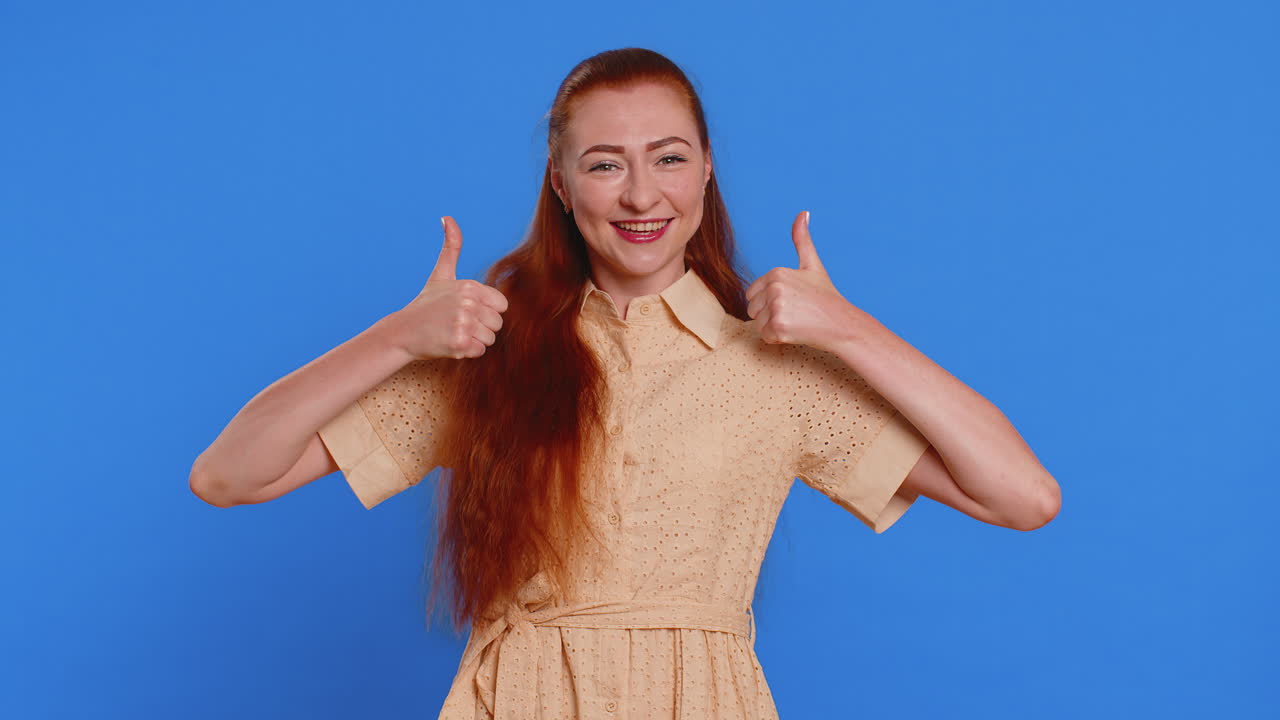 젊은 여성 은 엄지 손가락 을 들고 동의 하거나 긍정적 인 대답 을 하고 광고 를 추천 한다