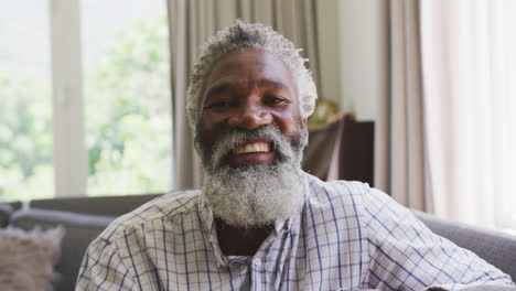 un anciano afroamericano sonriendo a la cámara