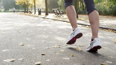 Cerrar-Los-Pies-Corriendo-Corredor-Mujer-En-El-Parque-Haciendo-Ejercicio-Al-Aire-Libre