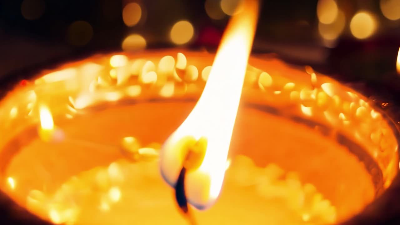 Primo piano di una candela accesa durante una celebrazione Diwali
