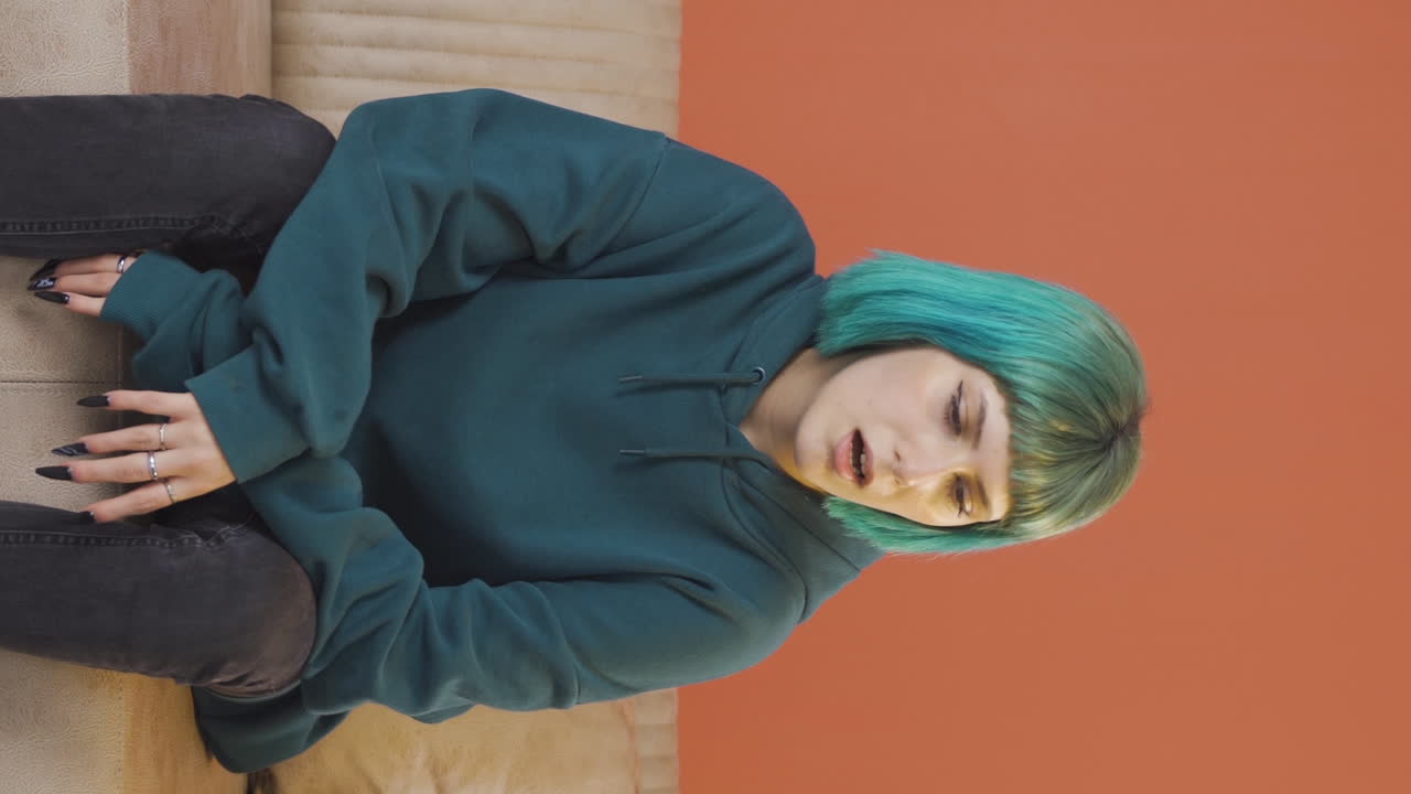 vídeo vertical de la joven que está enojada consigo misma y tiene defectos.