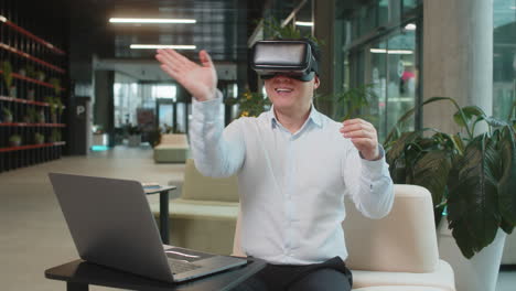 reifer geschäftsmann, softwareentwickler, der eine headset-app benutzt und eine präsentation in einer modernen büro-lobby macht