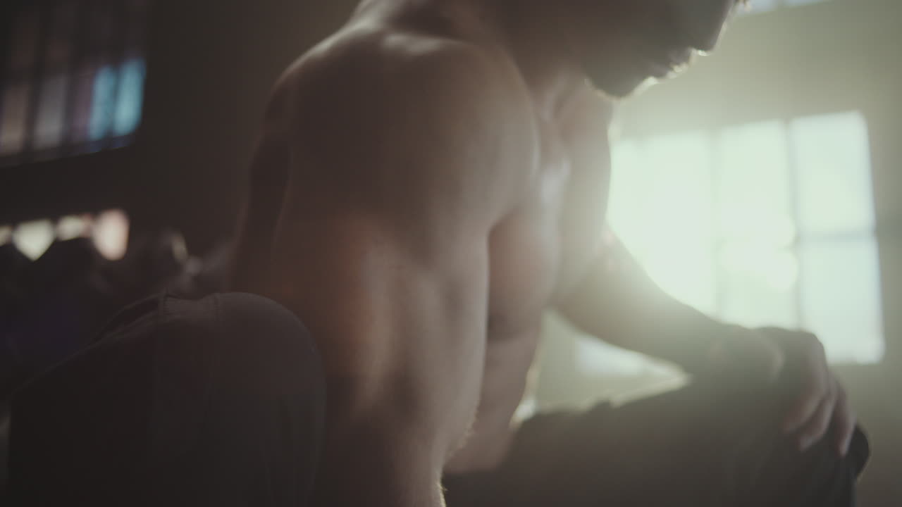 근육질의 남자가 운동을 하고 있습니다.