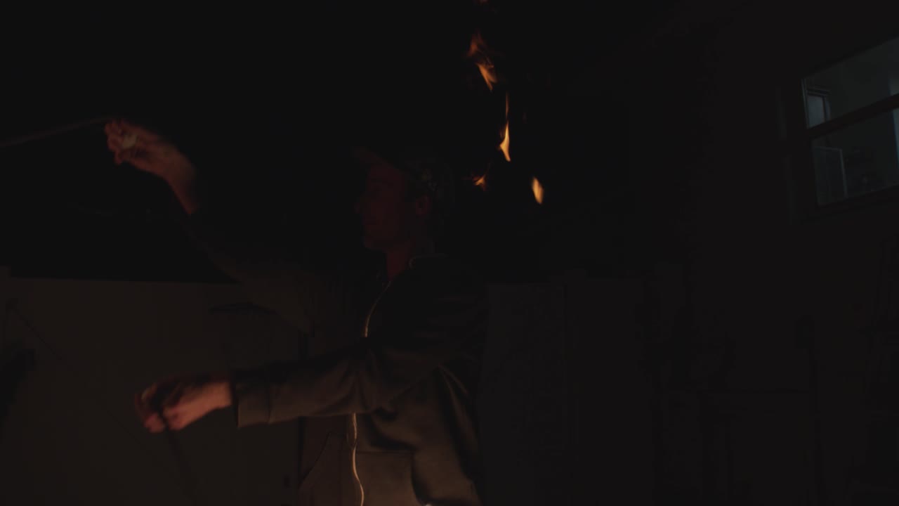 남성 회전 화재 및 perfroming