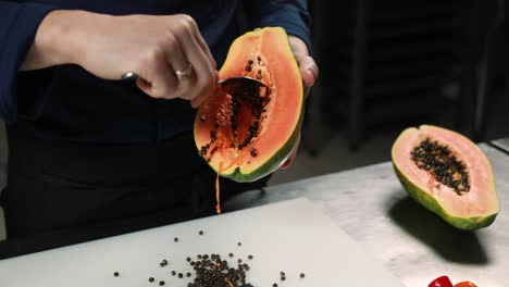 el chef está preparando la papaya.