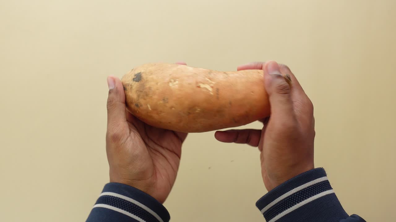 Segurando uma batata doce