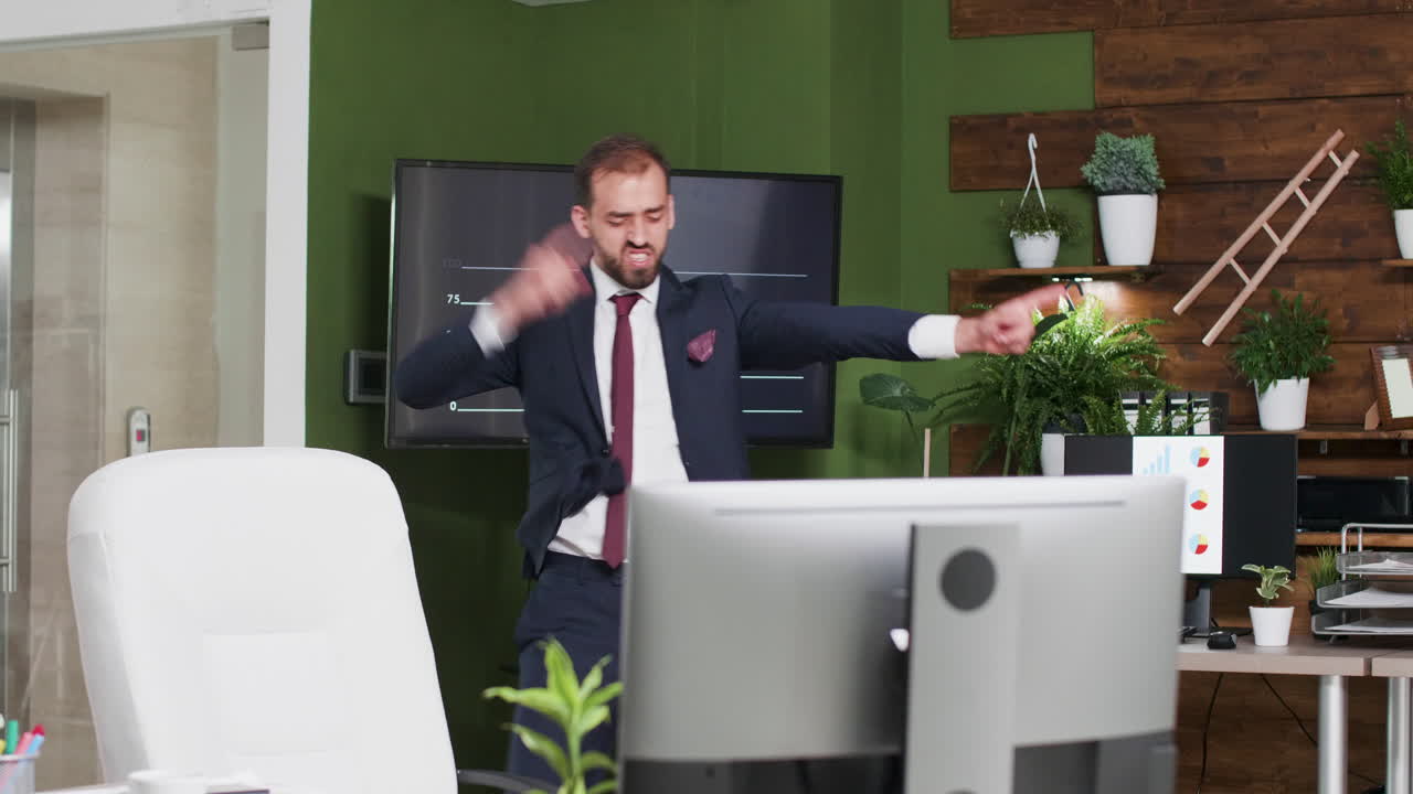 Uomo d'affari che balla in ufficio