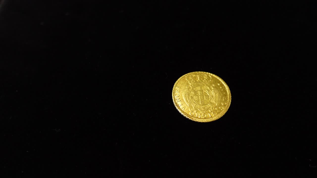 moneda de oro con fondo negro 03