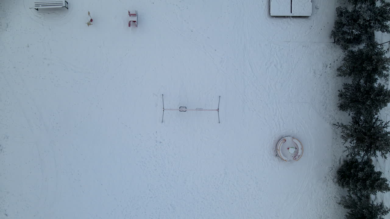 극심한 치명적인 겨울 동안 잊혀진 lubawa 폴란드 어린이 놀이 공간