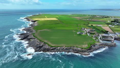 Irland-Epische-Orte-Raue-See-Vor-Der-Hook-Halbinsel-Mit-Dunmore-East-Im-Hintergrund-Auf-Der-Waterford-Seite-Der-Mündung