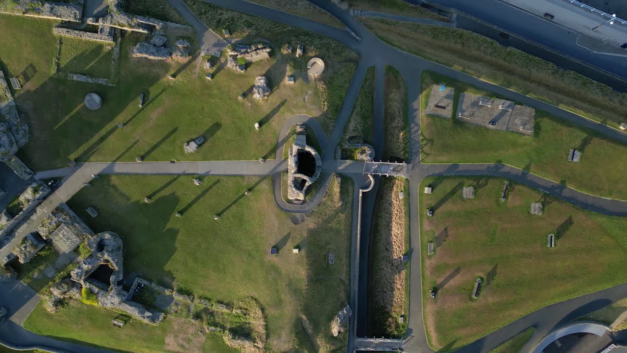 영국 웨일즈 애버리스트위스 해변, 항구, 바다 쪽, 클리프 및 타운 프론트 주변의 여름날 무인 항공기 영상-6