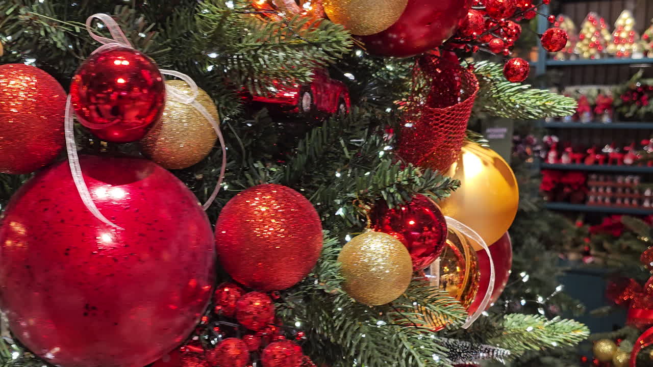 árbol de navidad decorado con bolas rojas brillantes juguetes gira en un tocadiscos - primer plano