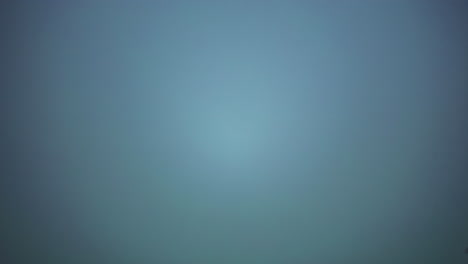 cielo azul dando paso a nubes en rápido movimiento sobre un bosque montañoso, cambio climático dinámico, lapso de tiempo