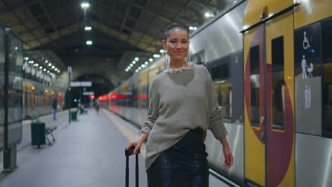 mujer caminando por la estación de tren