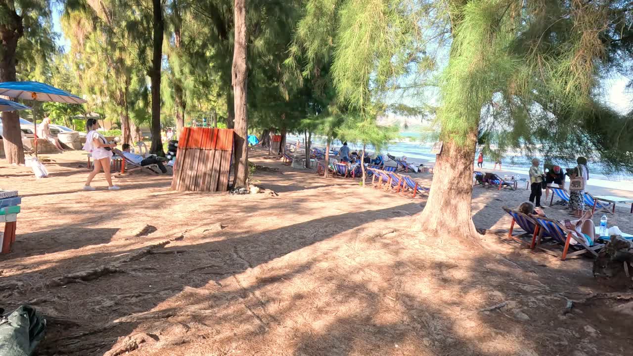 이 많은 해변 에서 휴식을 취하고 산책 하는 사람 들