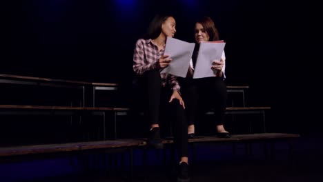 Adolescentes-Ensayando-En-Un-Teatro.