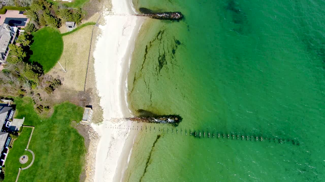 роскошные дома с зеленой травой у кристально чистого океанского побережья, вид с воздуха