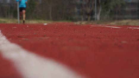 在城市公園附近的賽道上跑步,在自然中運動,跑步和體操