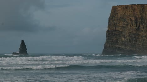 Cámara-Lenta-De-Las-Olas-Del-Océano-En-Portugal