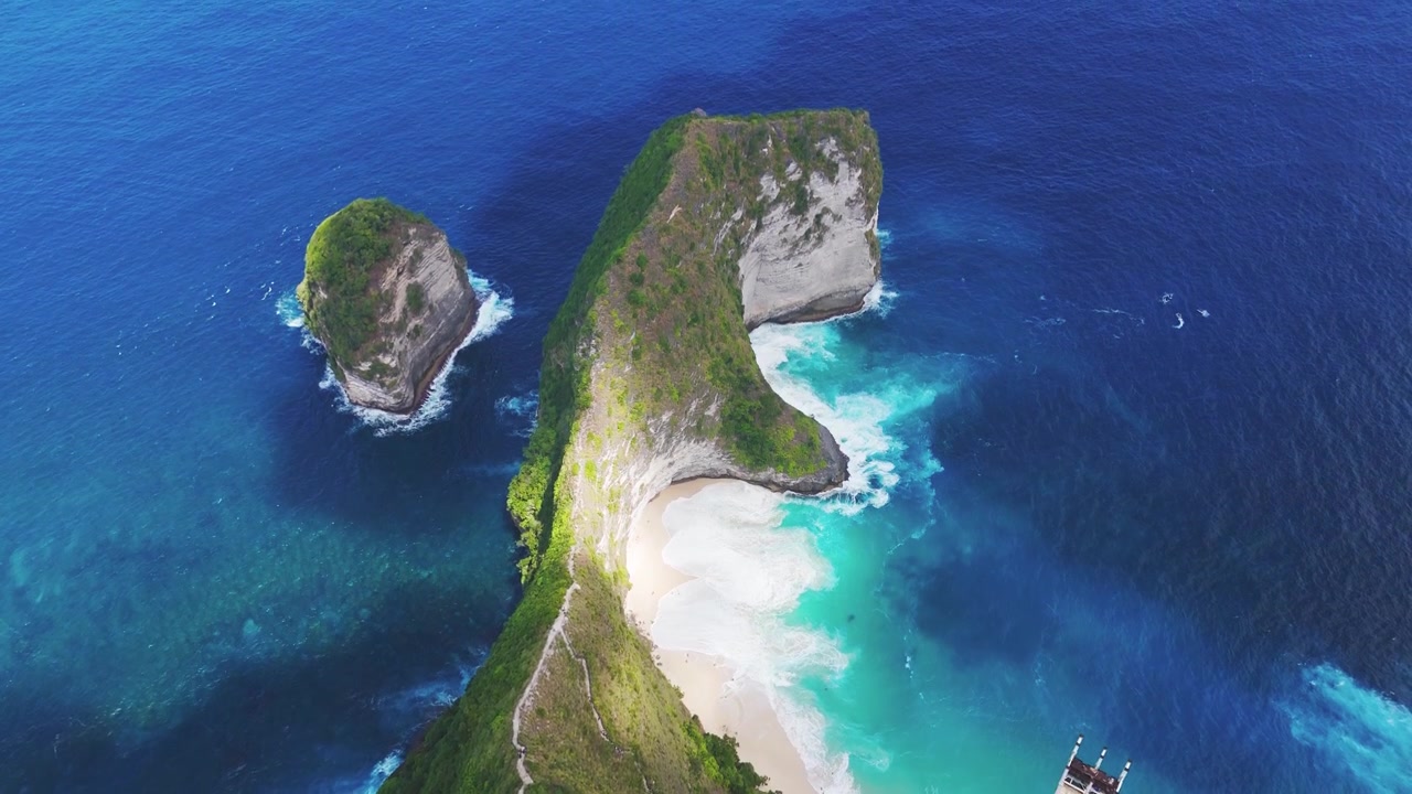 Nusa Penida'daki Kelingking Plajı'nın T-Rex şeklindeki kireçtaşı uçurumunun havadan görünümü.