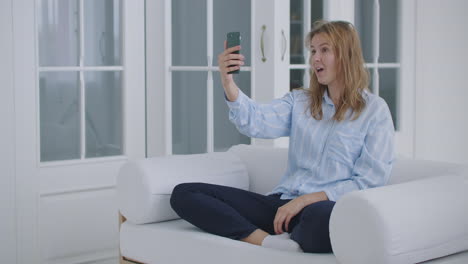 Niña-Enferma-En-Casa-Usando-Un-Teléfono-Inteligente-Para-Hablar-Con-Una-Aplicación-De-Videoconferencia.-Una-Mujer-Hermosa-Comprueba-Los-Posibles-Síntomas-Con-Un-Médico-Profesional-Mediante-Video-Chat-En-Línea