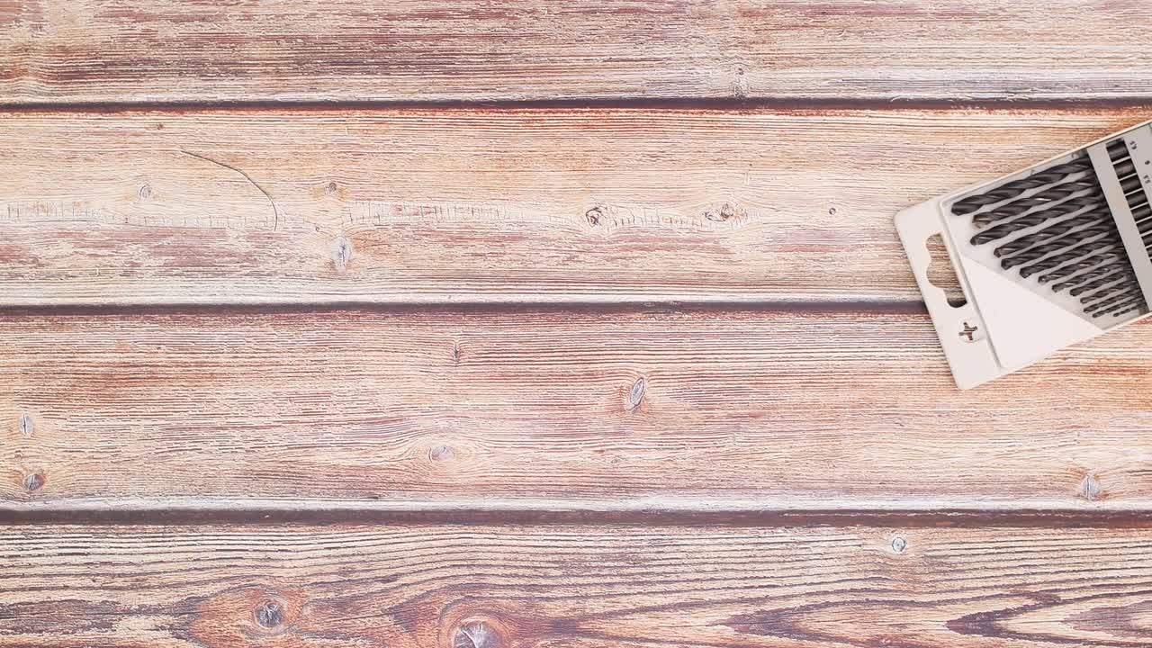 las herramientas de construcción y diy aparecen y desaparecen en la mesa de madera - detenga el movimiento