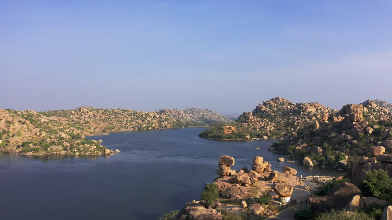 vista aérea de drones de un hermoso lago en hampi india