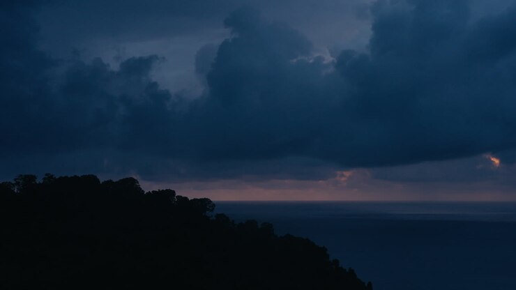 Una vista panoramica del mare e delle montagne al tramonto