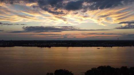 vista aérea cinematográfica de las aguas del río al anochecer en montreal, quebec, canadá