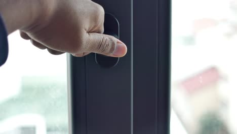 ventana de pvc de plástico negro en el hogar