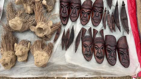 máscaras tribales de madera hechas a mano en un puesto en la carretera en purulia, india