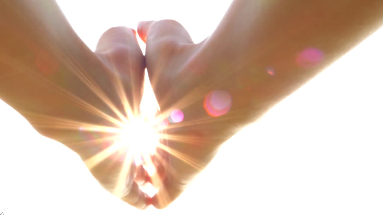 만지고, 잡고, 닫고 손에 태양, 빛