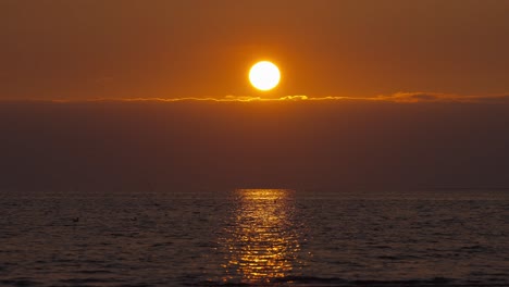 日落在大海上 海浪波浪 浪波浪浪的水 冷静平静的心情