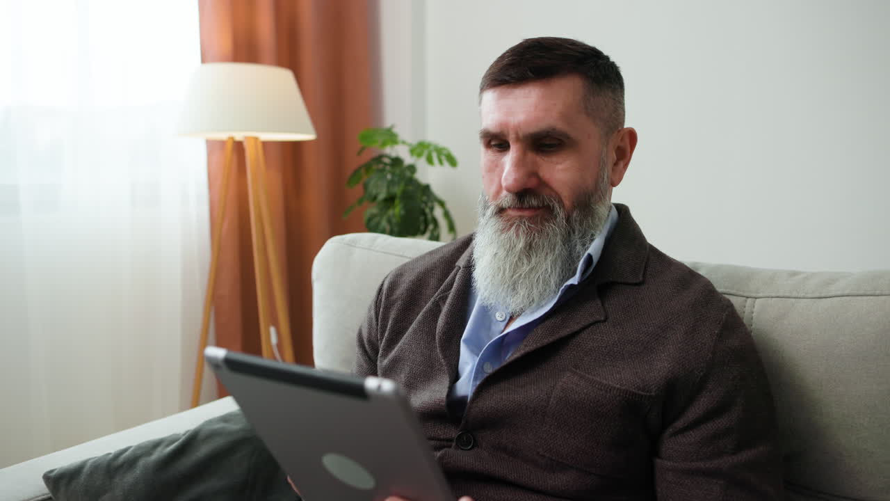 hombre caucásico en casa