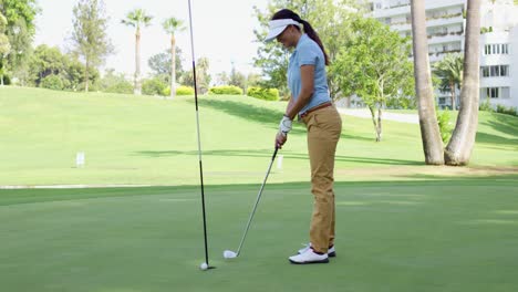 Mujer-Golfista-Haciendo-Fila-Para-Un-Putt