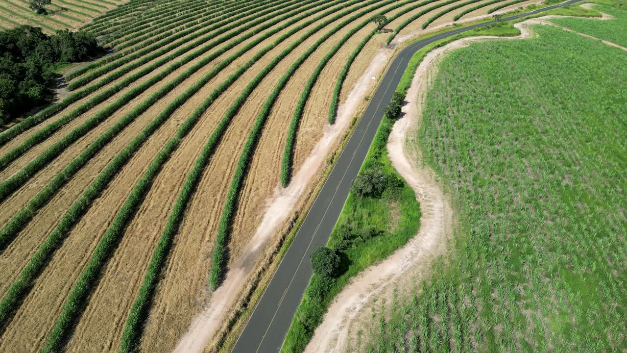 país por carretera en la escena del país en el campo del paisaje rural