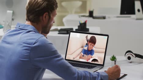 Profesor-Caucásico-Usando-Una-Computadora-Portátil-En-Una-Videollamada-Con-Un-Colegial