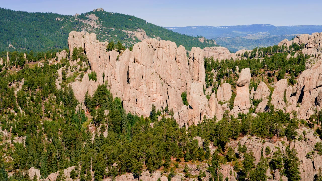 Imagens de drone de belas formações rochosas naturais espalhadas pelo terreno acidentado de Black Hills.