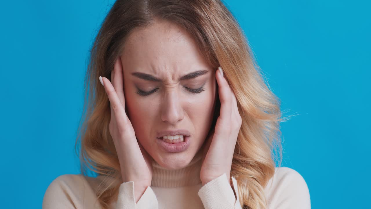 mujer con dolor de cabeza