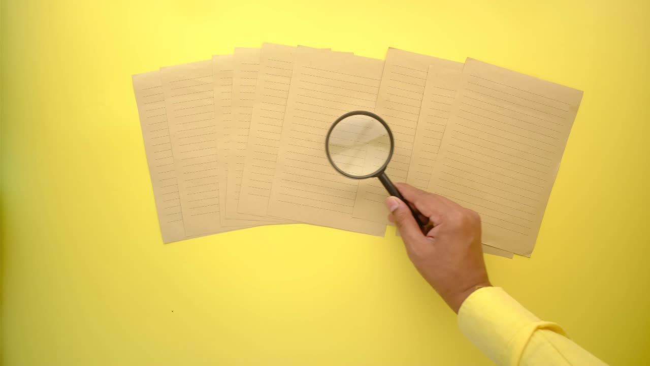 lupa sobre papel forrado