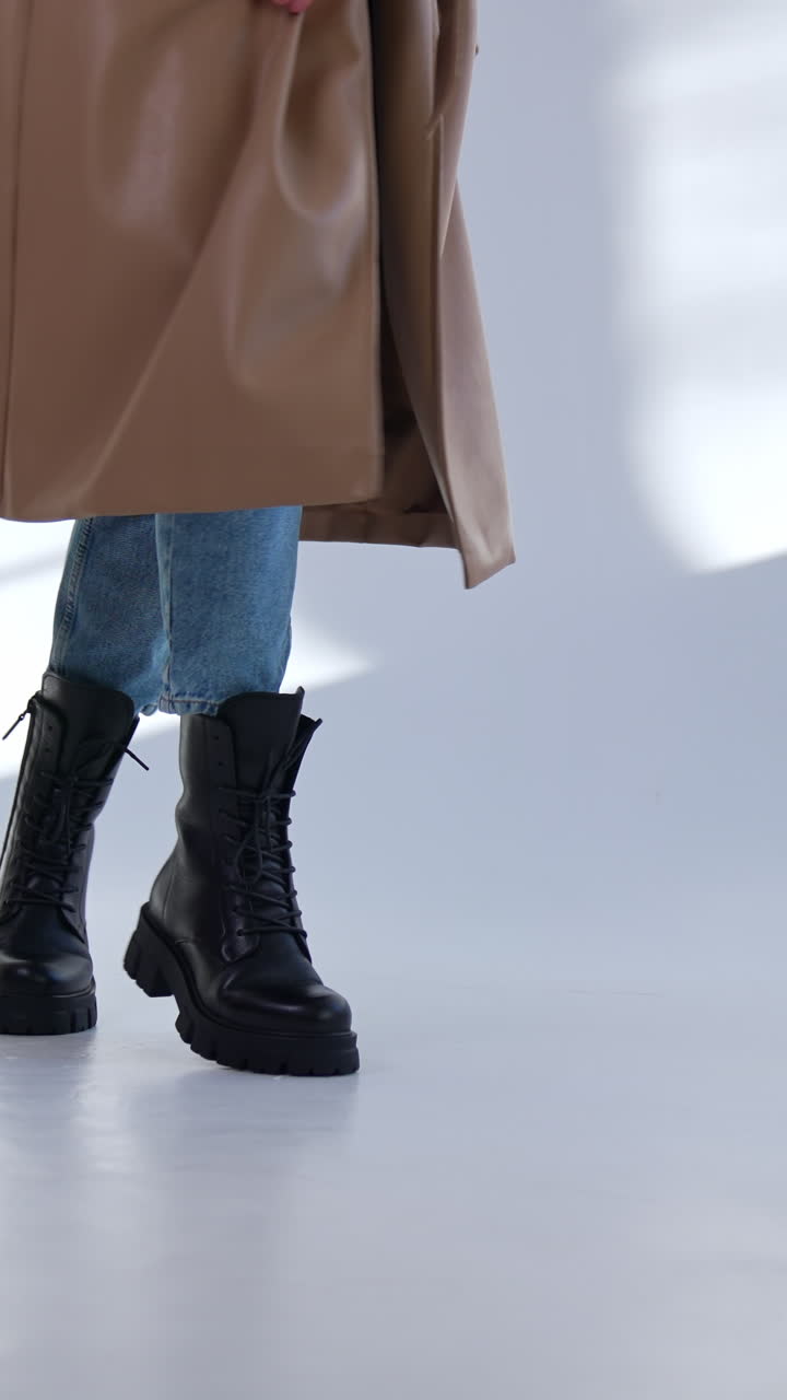 mujer con trajes de otoño de moda