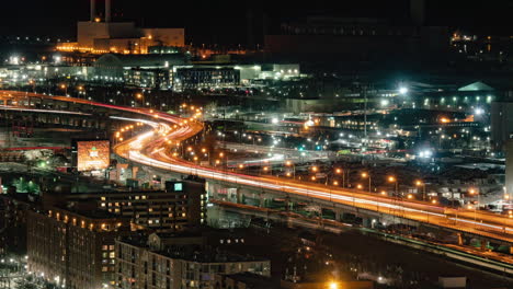 Zeitraffer-Einer-Stark-Befahrenen-Autobahn-In-Der-Innenstadt-Von-Toronto-Bei-Nacht